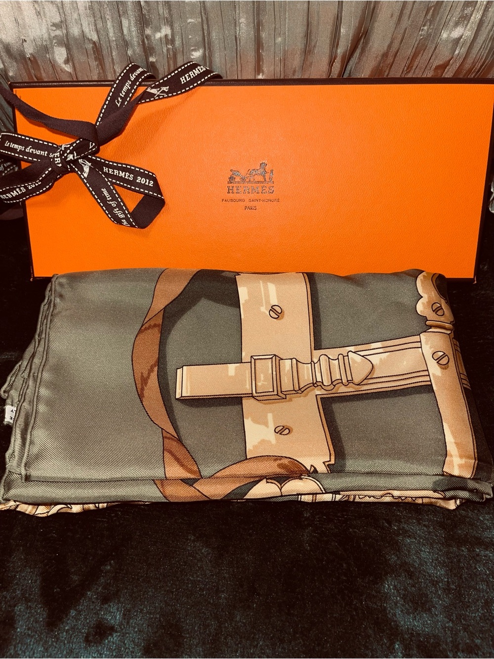 Ladies Silk Scarf in Olive Green
33”x33”
In excellent condition, hardly wore